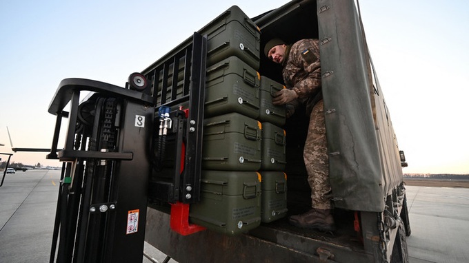 Mỹ viện trợ thêm vũ khí cho Ukraine sau mưa tên lửa Nga - 1