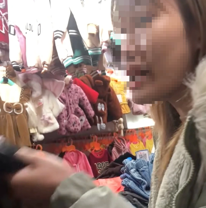 Hà Nội: Xác minh clip cô gái bị tát khi mặc cả tại Chợ Nhà Xanh - 1