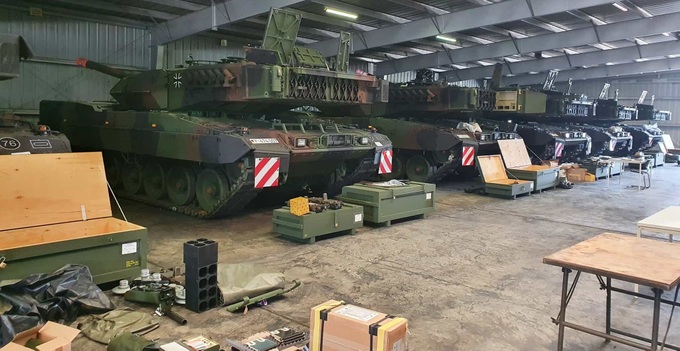 Mỹ ủng hộ Đức gửi xe tăng Leopard cho Ukraine - 1