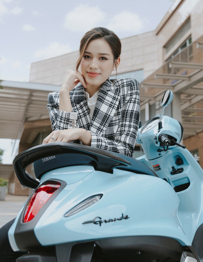 Lương Thùy Linh và Đỗ Thị Hà chuộng Yamaha Grande 2022 - 5 Lương Thùy Linh và Đỗ Thị Hà chuộng Yamaha Grande 2022 - 5