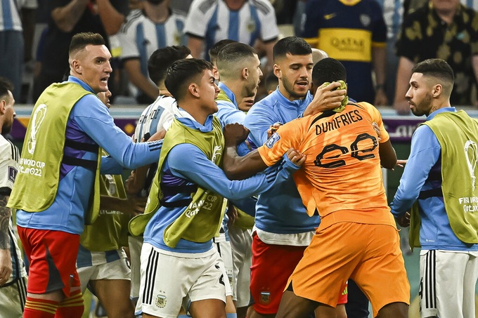 Xô xát lớn trong trận cầu có 15 thẻ vàng, 1 thẻ đỏ giữa Argentina và Hà Lan - 6 Xô xát lớn trong trận cầu có 15 thẻ vàng, 1 thẻ đỏ giữa Argentina và Hà Lan - 6