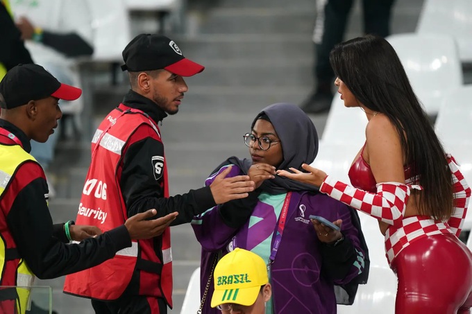 Fan nữ nóng bỏng nhất World Cup đã gặp rắc rối đầu tiên - 2 Fan nữ nóng bỏng nhất World Cup đã gặp rắc rối đầu tiên - 2