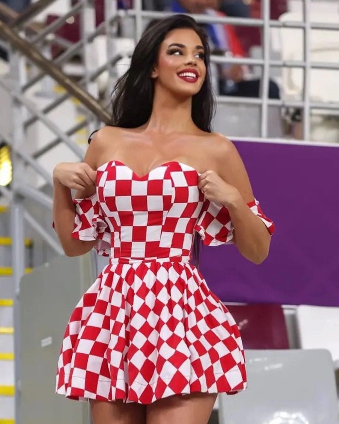 Fan nữ nóng bỏng nhất World Cup đã gặp rắc rối đầu tiên - 4 Fan nữ nóng bỏng nhất World Cup đã gặp rắc rối đầu tiên - 4