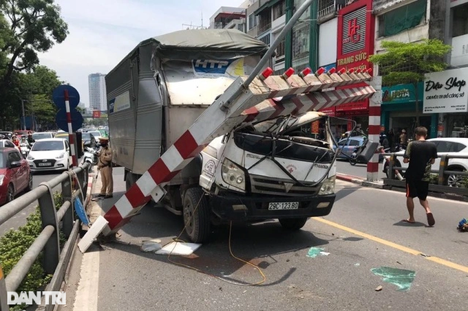 Cây cầu &quot;bất ổn&quot; ở Hà Nội được lắp camera thông minh cảnh báo xe từ xa - Ảnh 1.