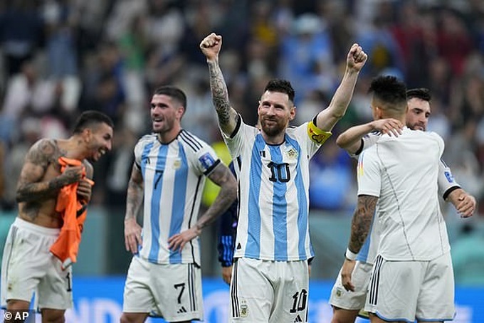 Báo Argentina tôn vinh Lionel Messi không khác gì thánh sống - 2