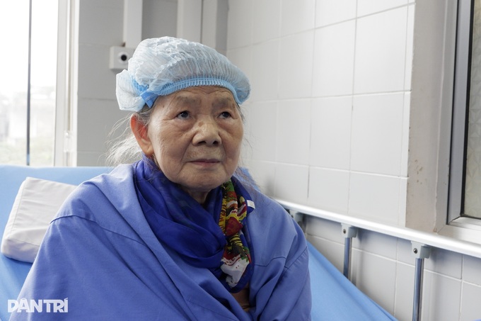 Hà Nội: Chó nhà hóa điên cắn hai cụ bà gãy xương phải cấp cứu - 2 Hà Nội: Chó nhà hóa điên cắn hai cụ bà gãy xương phải cấp cứu - 2