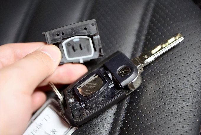 Bao lâu thì cần thay pin cho chìa khóa thông minh ô tô? - 4
