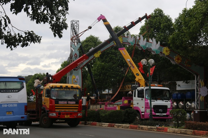 Gió lớn bất thường, nhiều công trình, cây cối đổ sập - 3 Gió lớn bất thường, nhiều công trình, cây cối đổ sập - 3