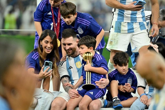 Lịm tim trước khoảnh khắc ngọt ngào của Messi bên vợ con sau trận ...