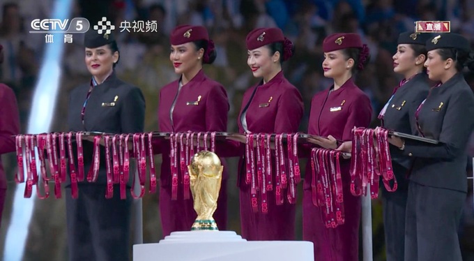 Cô gái Việt xinh đẹp xuất hiện trong lễ trao giải World Cup 2022 - 1