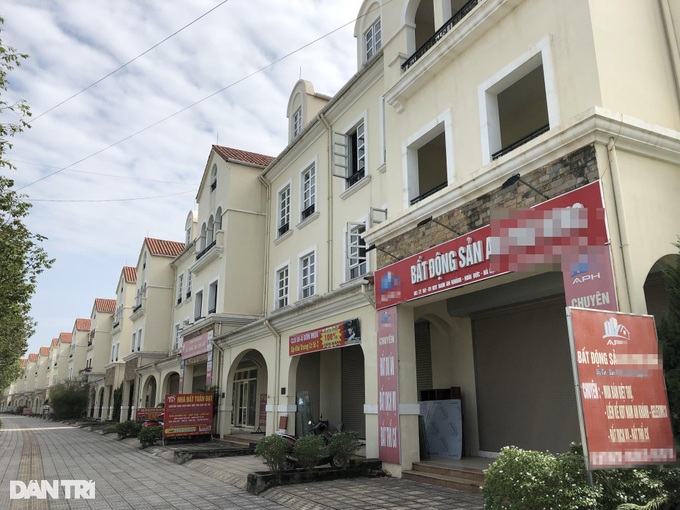Văn phòng môi giới bất động sản đóng cửa, thành nơi rửa xe, bán trà đá - 1 Văn phòng môi giới bất động sản đóng cửa, thành nơi rửa xe, bán trà đá - 1