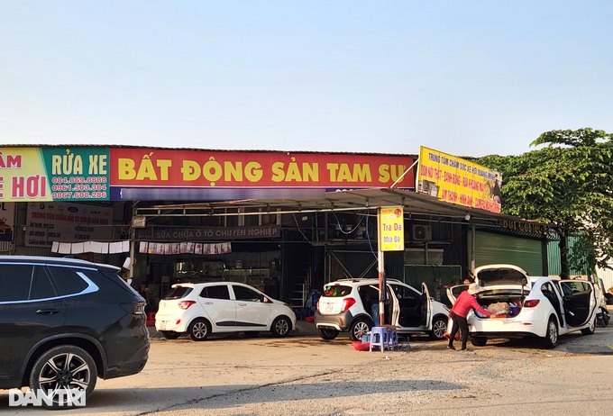 Văn phòng môi giới bất động sản đóng cửa, thành nơi rửa xe, bán trà đá - 3