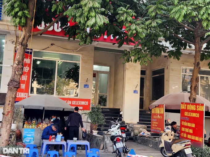Văn phòng môi giới bất động sản đóng cửa, thành nơi rửa xe, bán trà đá - 2 Văn phòng môi giới bất động sản đóng cửa, thành nơi rửa xe, bán trà đá - 2