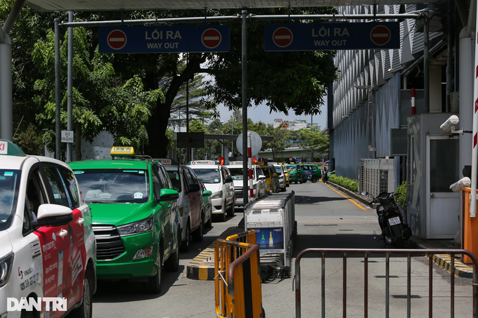 Sân bay Tân Sơn Nhất dự kiến đông kỷ lục và thiếu taxi dịp Tết Quý Mão - 2