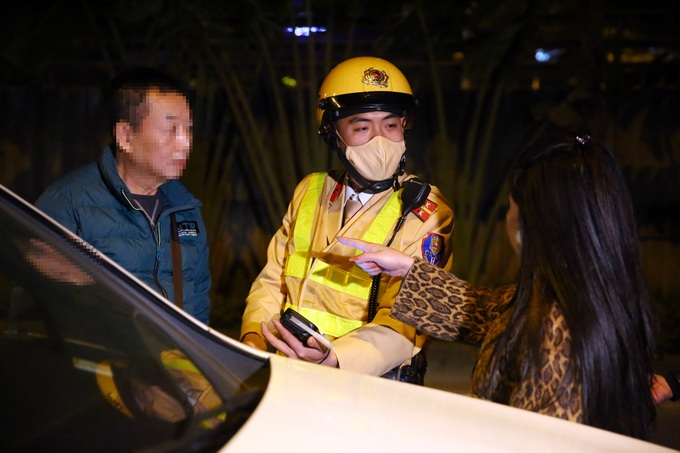 Hà Nội: Người phụ nữ lăng mạ CSGT vì chồng bị thổi nồng độ cồn - 2 Hà Nội: Người phụ nữ lăng mạ CSGT vì chồng bị thổi nồng độ cồn - 2