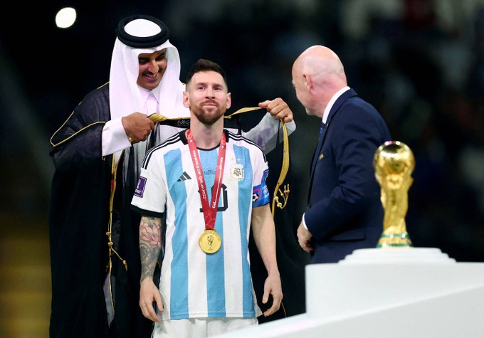 Chiếc áo đặc biệt Messi mặc nhận cúp vàng cháy hàng không đủ để bán