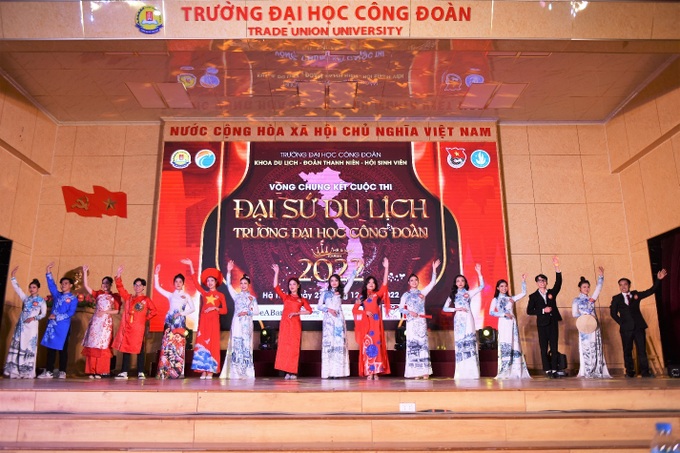 truong-dai-hoc-cong-doan-co-2-dai-su-du-lich-dau-tiendocx-1671864428124.jpeg