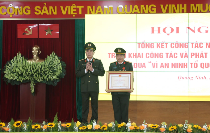 Đại tá Đinh Văn Nơi nhận Huân chương Chiến công hạng Nhì - 1