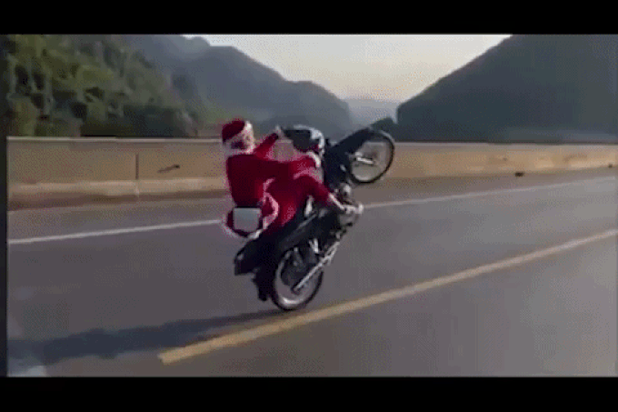 Bắt tạm giam ông già Noel bốc đầu xe máy ở Thái Nguyên - 1 Bắt tạm giam ông già Noel bốc đầu xe máy ở Thái Nguyên - 1