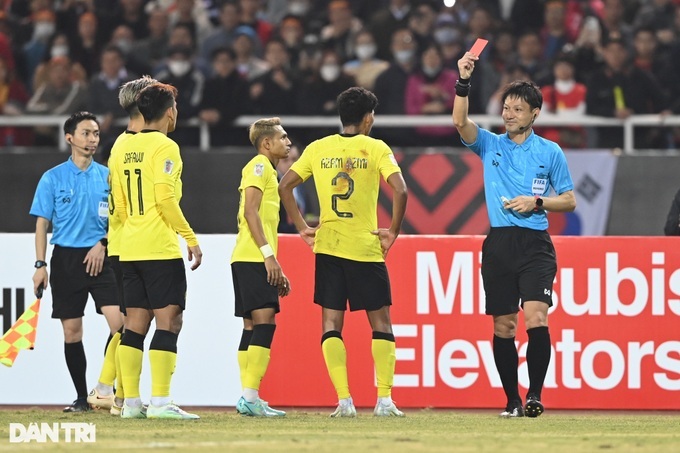 Cay cú vì thua tuyển Việt Nam, Malaysia tiếp tục tấn công trọng tài - 2