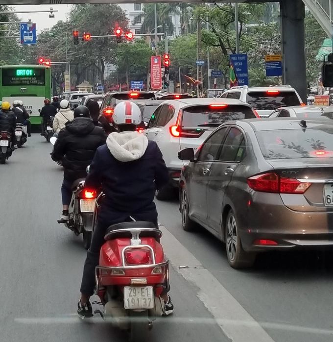 Lạ lùng người đi xe máy ủng hộ nhiệt tình bus nhanh BRT! - 3