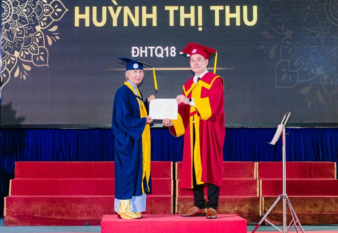 Nữ sinh viên 70 tuổi vượt qua nhiều trở ngại để lấy bằng đại học thứ 3 - 1