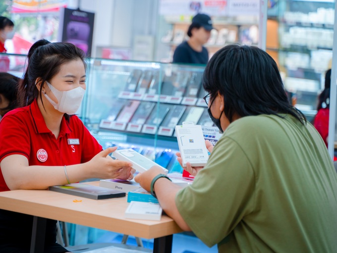 iPhone 14 về hàng nhiều, điều chỉnh giảm giá trước Tết - 1