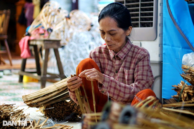 Đơn hàng Tết quá tải, thợ đèn lồng Hội An tăng ca thâu đêm - 2