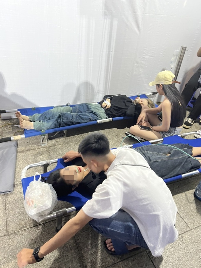 Ngất xỉu vì thiếu oxy, hàng chục người cần cấp cứu ở phố đi bộ Nguyễn Huệ - 2