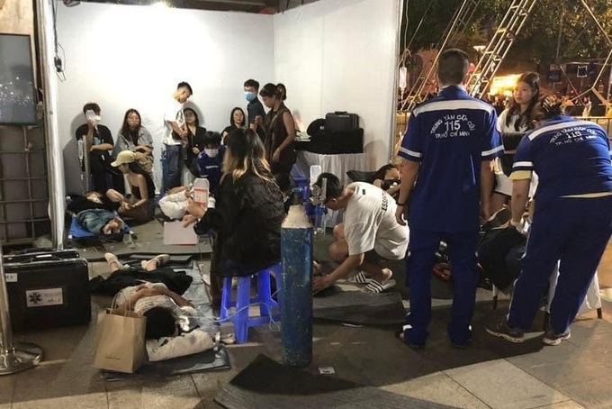 Ngất xỉu vì thiếu oxy, hàng chục người cần cấp cứu ở phố đi bộ Nguyễn Huệ - 3