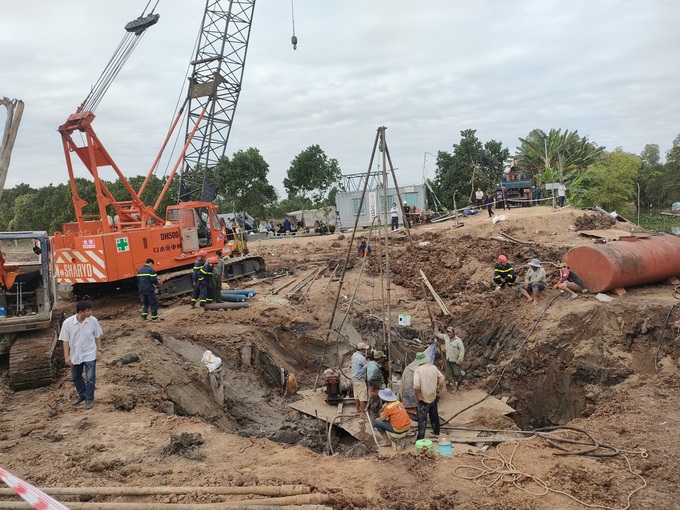 Dùng mũi khoan làm mềm đất quanh trụ bê tông sâu 35m để tiếp cận bé trai - 5