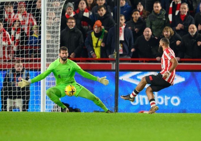 Công yếu và thủ tồi, Liverpool nhận trái đắng trước Brentford - 2