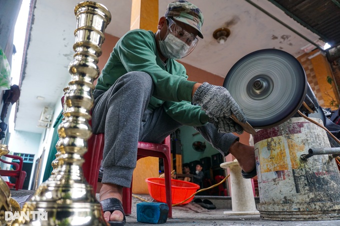 Sitting on the back, covered with gold for rituals, earning millions to spend Tet - 1