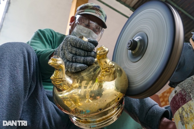 Sitting on the back, covered with gold for rituals, earning millions to spend Tet - 3