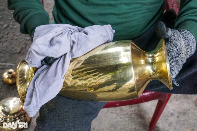 Sitting on the back, covered with gold for rituals, earning millions to spend Tet - 4