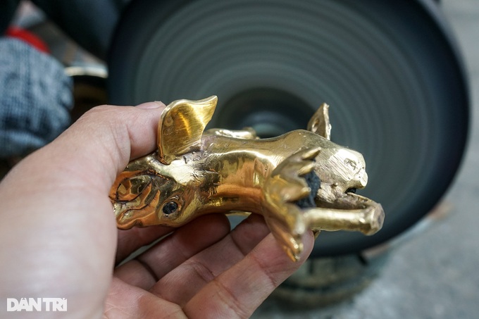 Sitting with a hunched back covered in gold for rituals, earning millions to spend Tet - 6 Sitting with a hunched back covered in gold for rituals, earning millions to spend Tet - 6