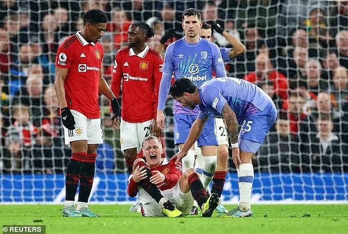 Ngôi sao Man Utd dính chấn thương đầu gối kinh hoàng - 2