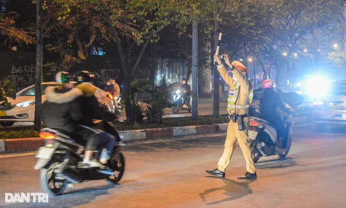 Tài xế bị phạt nồng độ cồn, nữ hành khách bơ vơ - 2