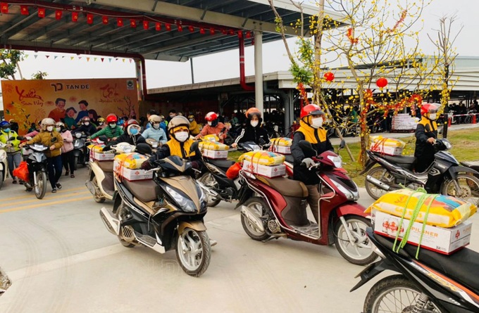 Unique Tet bonus: Tie up gifts on thousands of workers' cars - 5