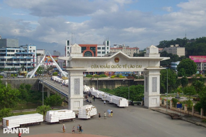 Khôi phục hoạt động xuất nhập cảnh tại Lào Cai sau gần 3 năm gián đoạn - 1 Khôi phục hoạt động xuất nhập cảnh tại Lào Cai sau gần 3 năm gián đoạn - 1