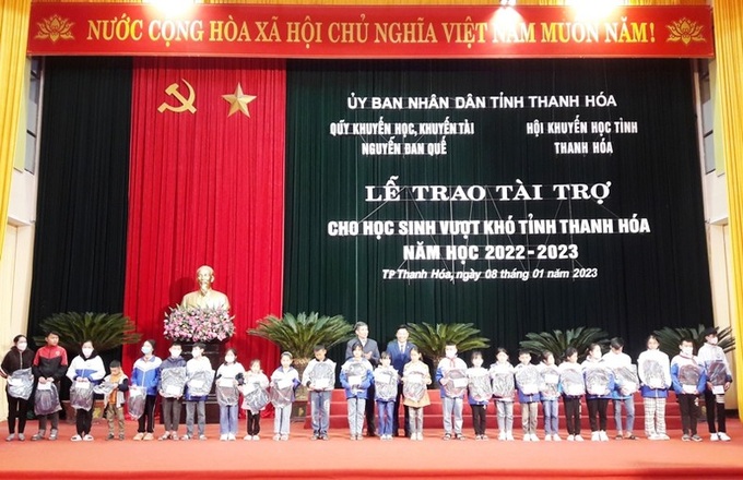 Trao 1.000 suất quà đến học sinh có hoàn cảnh khó khăn dịp Tết - 1