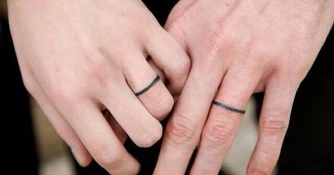 Giới trẻ xăm hình lên ngón tay thay cho nhẫn cưới - 1