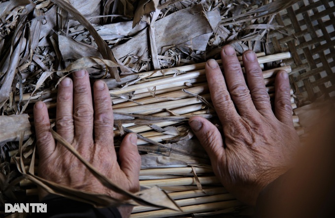 Expensive during Tet, artisans making areca chopsticks are busy until late - 2
