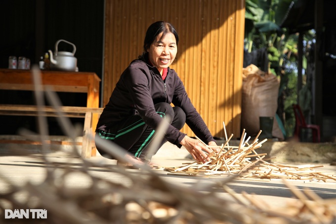 Expensive during Tet, artisans making areca chopsticks are busy until late - 3
