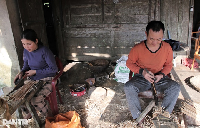 Expensive during Tet, artisans making areca chopsticks are busy until late - 1