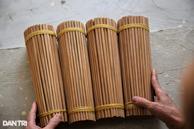 Expensive during Tet, artisans making areca chopsticks are busy until late - 4