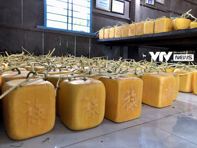 Shape watermelon into gold bars, farmers collect millions of silver for Tet - 4