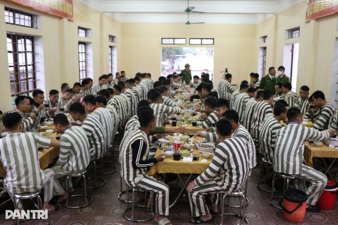 Đón Tết ở tù: Mẹ ơi, con sai rồi... - 3 Đón Tết ở tù: Mẹ ơi, con sai rồi... - 3