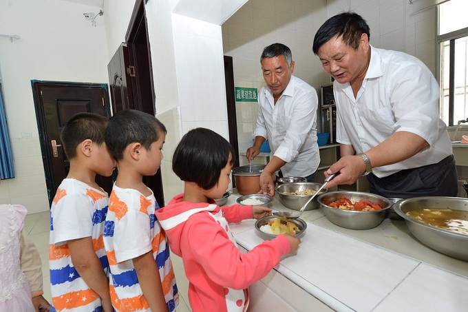 Hàng chục triệu học sinh Trung Quốc hưởng lợi từ bữa trưa miễn phí - 2 Hàng chục triệu học sinh Trung Quốc hưởng lợi từ bữa trưa miễn phí - 2