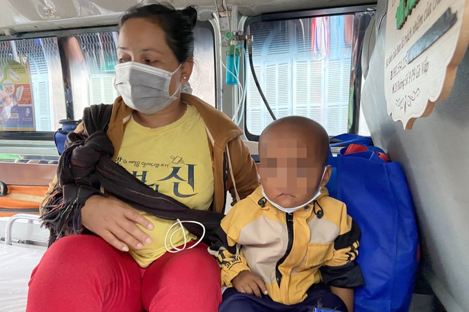 Ngày về nhà của mẹ con cháu bé ung thư máu trên chuyến xe quên nỗi đau - 2 Ngày về nhà của mẹ con cháu bé ung thư máu trên chuyến xe quên nỗi đau - 2